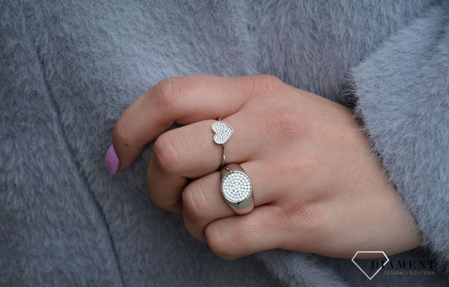 Sygnet damski srebrny z cyrkoniami Dall'Acqua. Srebrny pierścionek o prostym splocie, który jest perfekcyjnym połączeniem efektownej stylistyki i delikatności..jpg